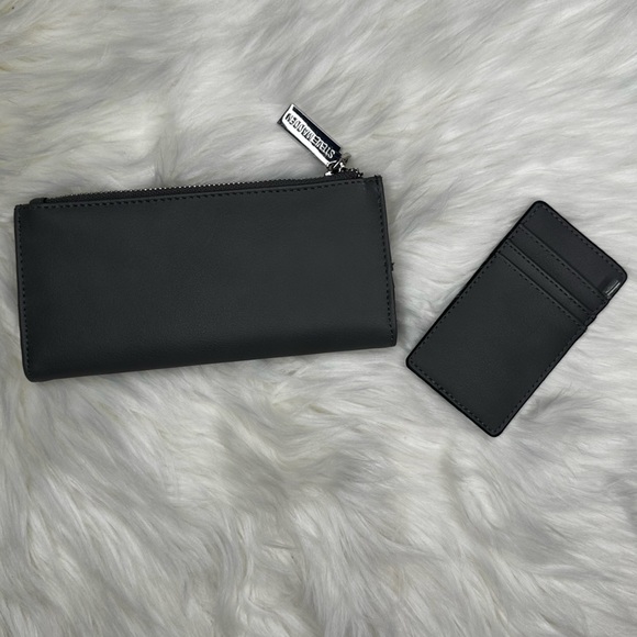 Steve Madden Gray wallet with zipper and button close - Picture 2 of 4